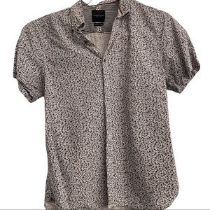 Simple flower shirt great for causal wear